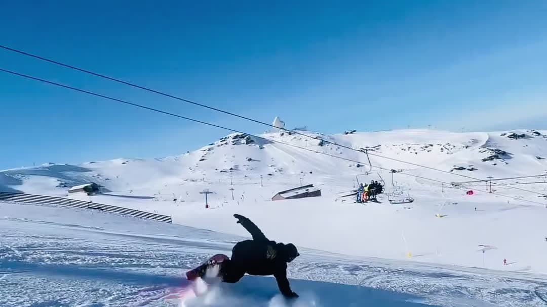 Snowboarder trazando un giro de carving en una pista de Sierra Nevada