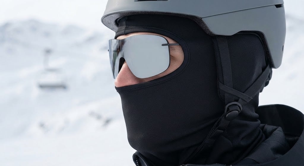 Pasamontañas fino bajo el casco, con la abertura de la cara ajustada