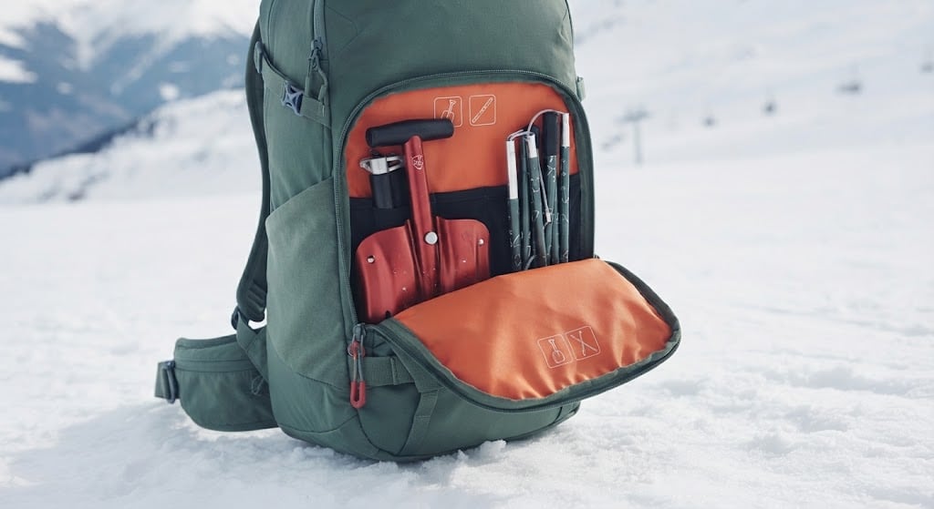 Compartimento de rescate abierto, separado del resto de la mochila, con la pala y la sonda en su sitio