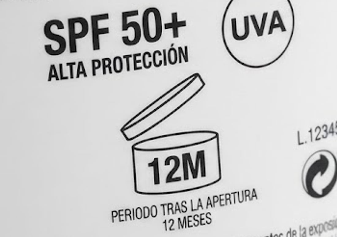 Símbolos del envase de un protector solar: SPF 50+, el logotipo UVA dentro de un círculo y el símbolo PAO de 12 meses tras la apertura